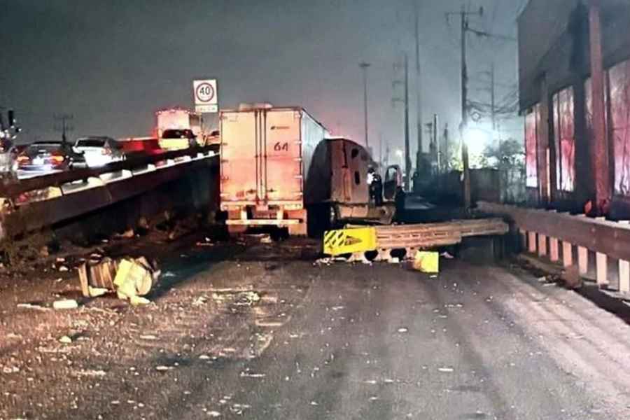 Trailero queda herido al estrellarse contra un muro tras presuntamente dormitar en Escobedo, NL