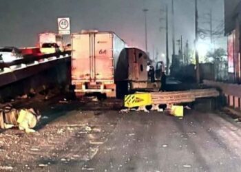 Trailero se estrella contra un muro tras presuntamente dormitar en Escobedo, NL