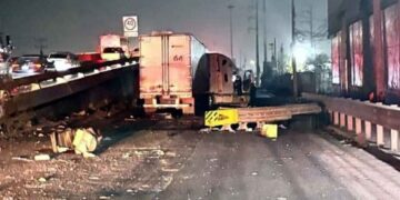 Trailero se estrella contra un muro tras presuntamente dormitar en Escobedo, NL