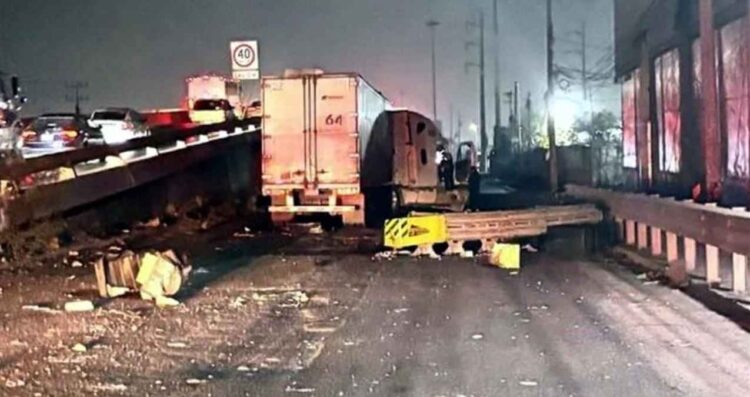 Trailero se estrella contra un muro tras presuntamente dormitar en Escobedo, NL