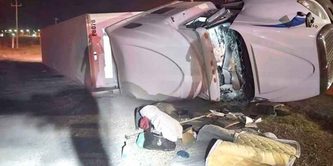 Trailero sobrevive volcadura Monterrey