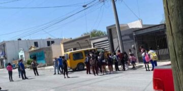 Transporte escolar se impacta contra casa en Reynosa, Tamaulipas