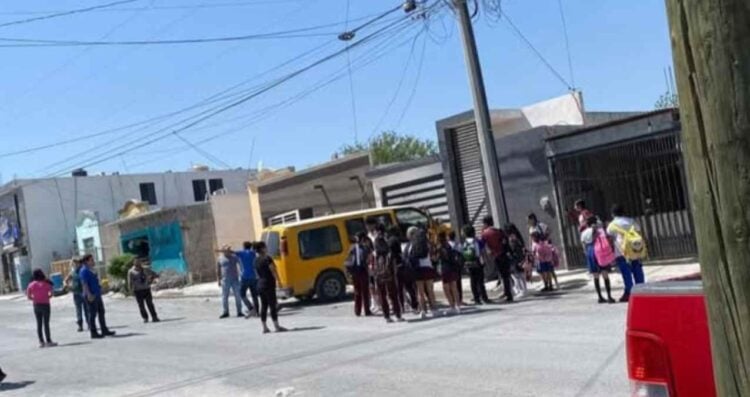 Transporte escolar se impacta contra casa en Reynosa, Tamaulipas