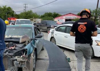 Tren embiste a dos autos que intentaron ganarle el paso en Montemorelos, Nuevo León