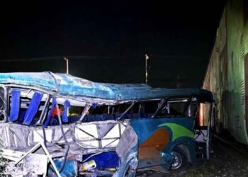 Tren impacta autobús en Hidalgo; conductor intentó ganarle el paso