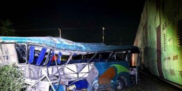 Tren impacta autobús en Hidalgo; conductor intentó ganarle el paso