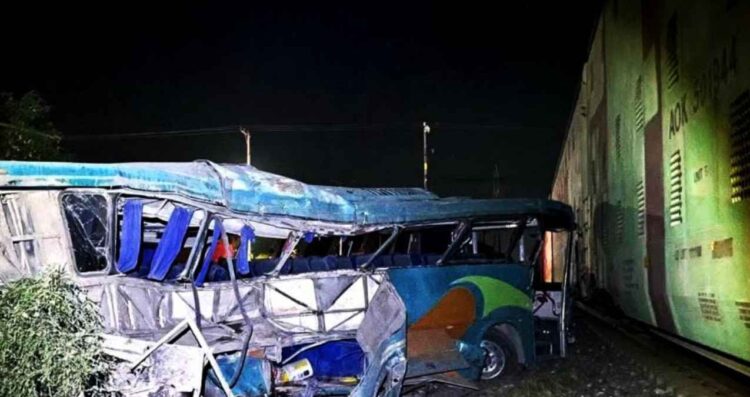 Tren impacta autobús en Hidalgo; conductor intentó ganarle el paso