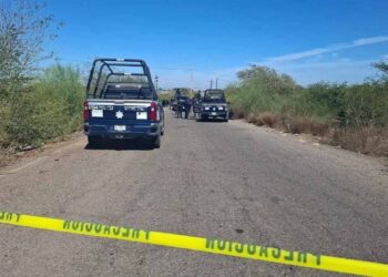 Los tres agentes de la Policía Municipal de Culiacán, que fueron privados de la libertad el pasado jueves por la tarde, fueron encontrados sin vida este domingo por la mañana. Los cuerpos presentaban huellas de tortura y múltiples heridas y estaban a un costado de la carretera Culiacán-El Dorado, cerca del puente de la vía 'La 12'. Según las autoridades, los agentes habían sido secuestrados mientras patrullaban y atendían un reporte ciudadano en la misma zona donde fueron hallados. Horas después de su desaparición, la patrulla fue localizada abandonada, pero no fue hasta este domingo cuando se encontraron sus cuerpos. Hasta el momento, no hay personas detenidas por estos hechos, y la Fiscalía del Estado ya inició una investigación para dar con los responsables. Policías municipales desaparecen tras atender reporte en carretera “La 20” en Culiacán Los tres policías municipales que fueron privados de la libertad en la carretera “La 20”, que conecta Villa Juárez con la Culiacán-Eldorado. Ellos desaparecieron después de atender un reporte sobre una persona asesinada, informó el alcalde Juan de Dios Gámez Mendívil. El edil explicó que los agentes lograron presionar el botón de pánico, lo que activó una respuesta inmediata de las fuerzas de seguridad de los tres órdenes de gobierno. Sin embargo, al llegar al lugar, solo encontraron la patrulla abandonada. “El hecho es que se atendió un reporte de una persona privada de su vida, la unidad con base en Costa Rica atendió este llamado que se registró en el 911, en el C4. Lo último que tenemos de conocimiento fue de que se presionó el botón de pánico por parte de la unidad. Acudieron de manera inmediata un equipo coordinado de los tres órdenes de gobierno, lo que se encontró en el sitio fue la unidad ahí abandonada. En este momento continúa la búsqueda y estamos muy atentos del tema”, expresó el alcalde. Las autoridades continúan investigando estos hechos en un contexto de alta tensión y violencia en la región.  Te puede interesar: Clausuran Centro de Desechos Radioactivos en Temascalapa ¿Chernóbil de Edomex?