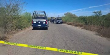 Los tres agentes de la Policía Municipal de Culiacán, que fueron privados de la libertad el pasado jueves por la tarde, fueron encontrados sin vida este domingo por la mañana. Los cuerpos presentaban huellas de tortura y múltiples heridas y estaban a un costado de la carretera Culiacán-El Dorado, cerca del puente de la vía 'La 12'. Según las autoridades, los agentes habían sido secuestrados mientras patrullaban y atendían un reporte ciudadano en la misma zona donde fueron hallados. Horas después de su desaparición, la patrulla fue localizada abandonada, pero no fue hasta este domingo cuando se encontraron sus cuerpos. Hasta el momento, no hay personas detenidas por estos hechos, y la Fiscalía del Estado ya inició una investigación para dar con los responsables. Policías municipales desaparecen tras atender reporte en carretera “La 20” en Culiacán Los tres policías municipales que fueron privados de la libertad en la carretera “La 20”, que conecta Villa Juárez con la Culiacán-Eldorado. Ellos desaparecieron después de atender un reporte sobre una persona asesinada, informó el alcalde Juan de Dios Gámez Mendívil. El edil explicó que los agentes lograron presionar el botón de pánico, lo que activó una respuesta inmediata de las fuerzas de seguridad de los tres órdenes de gobierno. Sin embargo, al llegar al lugar, solo encontraron la patrulla abandonada. “El hecho es que se atendió un reporte de una persona privada de su vida, la unidad con base en Costa Rica atendió este llamado que se registró en el 911, en el C4. Lo último que tenemos de conocimiento fue de que se presionó el botón de pánico por parte de la unidad. Acudieron de manera inmediata un equipo coordinado de los tres órdenes de gobierno, lo que se encontró en el sitio fue la unidad ahí abandonada. En este momento continúa la búsqueda y estamos muy atentos del tema”, expresó el alcalde. Las autoridades continúan investigando estos hechos en un contexto de alta tensión y violencia en la región.  Te puede interesar: Clausuran Centro de Desechos Radioactivos en Temascalapa ¿Chernóbil de Edomex?