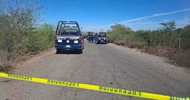 Los tres agentes de la Policía Municipal de Culiacán, que fueron privados de la libertad el pasado jueves por la tarde, fueron encontrados sin vida este domingo por la mañana. Los cuerpos presentaban huellas de tortura y múltiples heridas y estaban a un costado de la carretera Culiacán-El Dorado, cerca del puente de la vía 'La 12'. Según las autoridades, los agentes habían sido secuestrados mientras patrullaban y atendían un reporte ciudadano en la misma zona donde fueron hallados. Horas después de su desaparición, la patrulla fue localizada abandonada, pero no fue hasta este domingo cuando se encontraron sus cuerpos. Hasta el momento, no hay personas detenidas por estos hechos, y la Fiscalía del Estado ya inició una investigación para dar con los responsables. Policías municipales desaparecen tras atender reporte en carretera “La 20” en Culiacán Los tres policías municipales que fueron privados de la libertad en la carretera “La 20”, que conecta Villa Juárez con la Culiacán-Eldorado. Ellos desaparecieron después de atender un reporte sobre una persona asesinada, informó el alcalde Juan de Dios Gámez Mendívil. El edil explicó que los agentes lograron presionar el botón de pánico, lo que activó una respuesta inmediata de las fuerzas de seguridad de los tres órdenes de gobierno. Sin embargo, al llegar al lugar, solo encontraron la patrulla abandonada. “El hecho es que se atendió un reporte de una persona privada de su vida, la unidad con base en Costa Rica atendió este llamado que se registró en el 911, en el C4. Lo último que tenemos de conocimiento fue de que se presionó el botón de pánico por parte de la unidad. Acudieron de manera inmediata un equipo coordinado de los tres órdenes de gobierno, lo que se encontró en el sitio fue la unidad ahí abandonada. En este momento continúa la búsqueda y estamos muy atentos del tema”, expresó el alcalde. Las autoridades continúan investigando estos hechos en un contexto de alta tensión y violencia en la región.  Te puede interesar: Clausuran Centro de Desechos Radioactivos en Temascalapa ¿Chernóbil de Edomex?