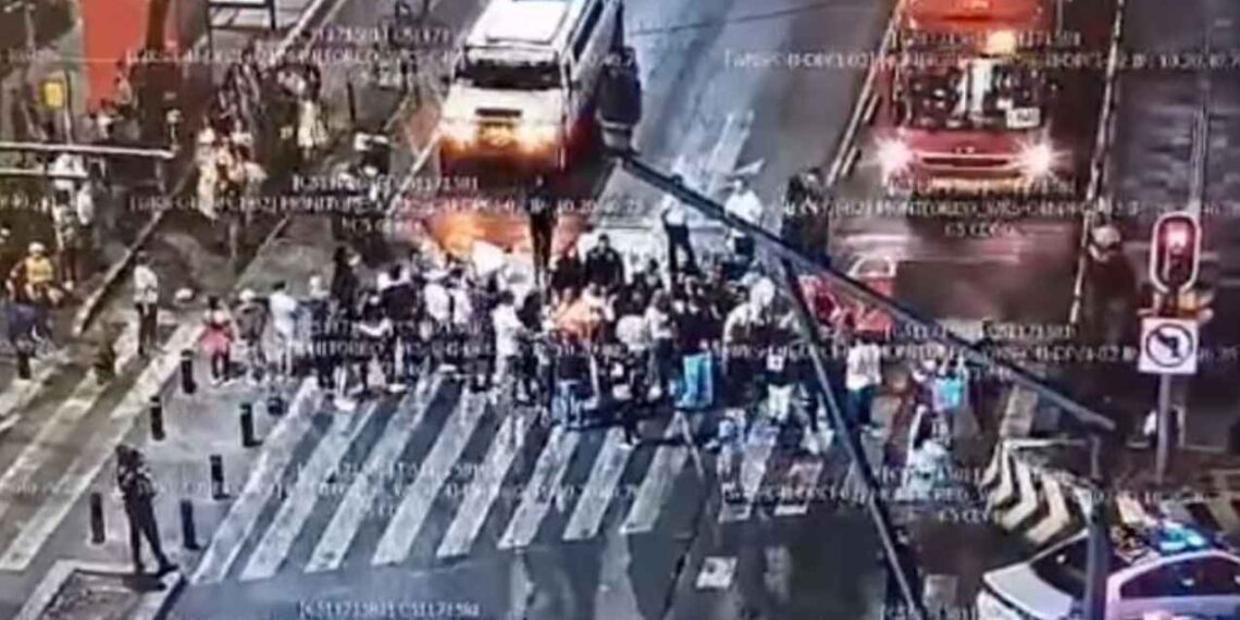 Vecinos de Tlatelolco bloquean Insurgentes Norte tras hallazgo de cuerpo sin vida