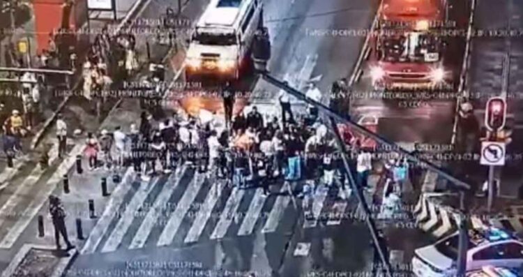 Vecinos de Tlatelolco bloquean Insurgentes Norte tras hallazgo de cuerpo sin vida