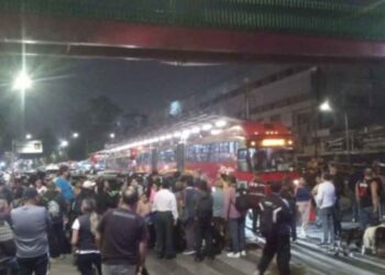 Vecinos de Tlatelolco bloquean Insurgentes por seguridad tras feminicidio en la zona