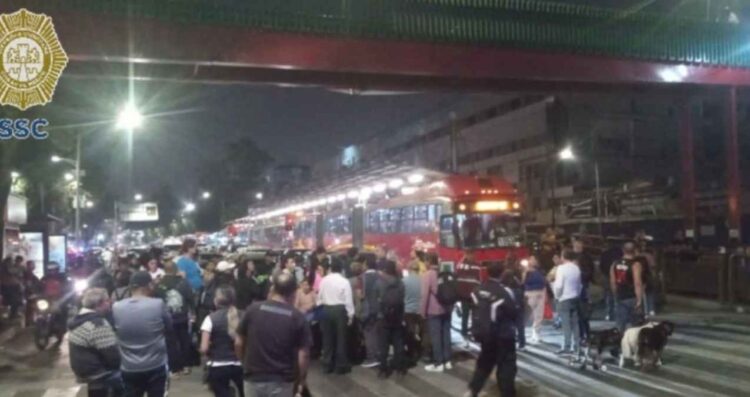 Vecinos de Tlatelolco bloquean Insurgentes por seguridad tras feminicidio en la zona