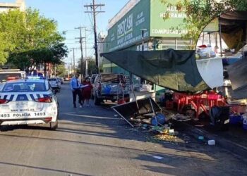 Vehículo se estrella contra un puesto de tacos en San Nicolás, Nuevo León; hay un herido