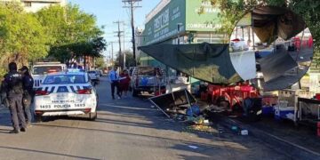 Vehículo se estrella contra un puesto de tacos en San Nicolás, Nuevo León; hay un herido