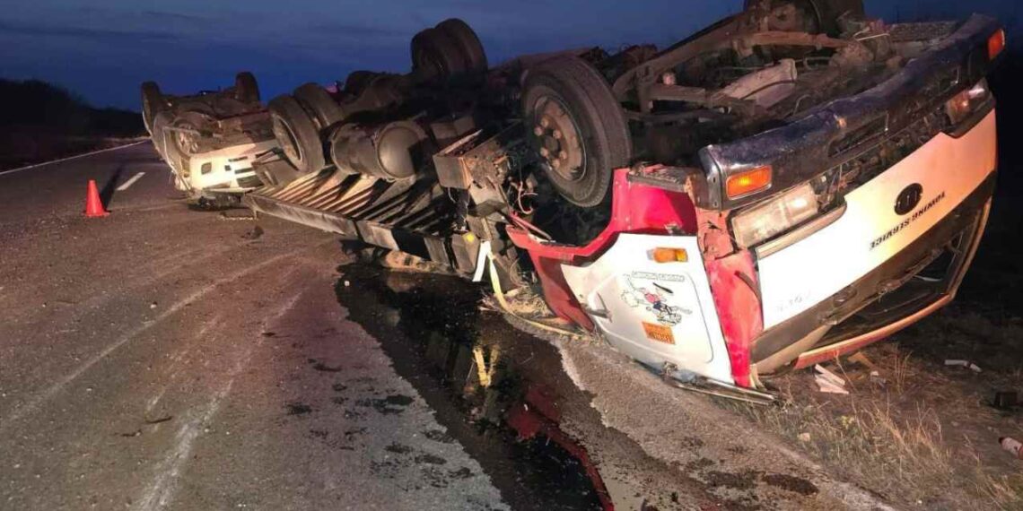 Volcadura de tractocamión afecta circulación entre Padilla y Jiménez