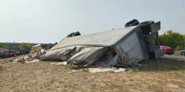 Vuelca contenedor de tráiler cargado con azúcar en la carretera Victoria-Zaragoza