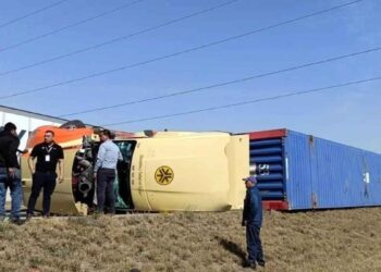 Vuelca tráiler y obstruye un carril de la Autopista Monterrey-Laredo