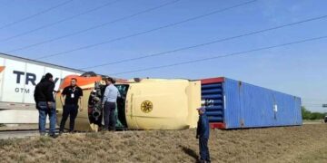 Vuelca tráiler y obstruye un carril de la Autopista Monterrey-Laredo