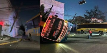 Vuelca transporte público al chocar en Monterrey; al menos 5 pasajeros resultaron heridos