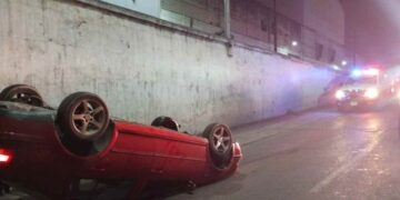 Vuelca un auto al poniente de Monterrey, Nuevo León; tres personas resultan con golpes