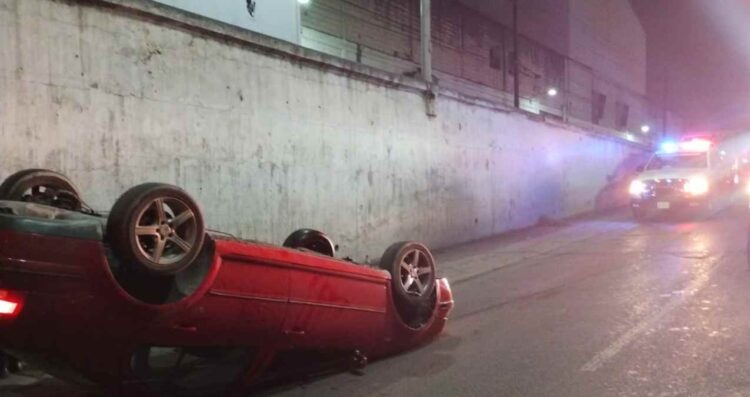 Vuelca un auto al poniente de Monterrey, Nuevo León; tres personas resultan con golpes