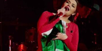 Yuridia defiende la bandera mexicana durante su concierto en San Antonio, Texas