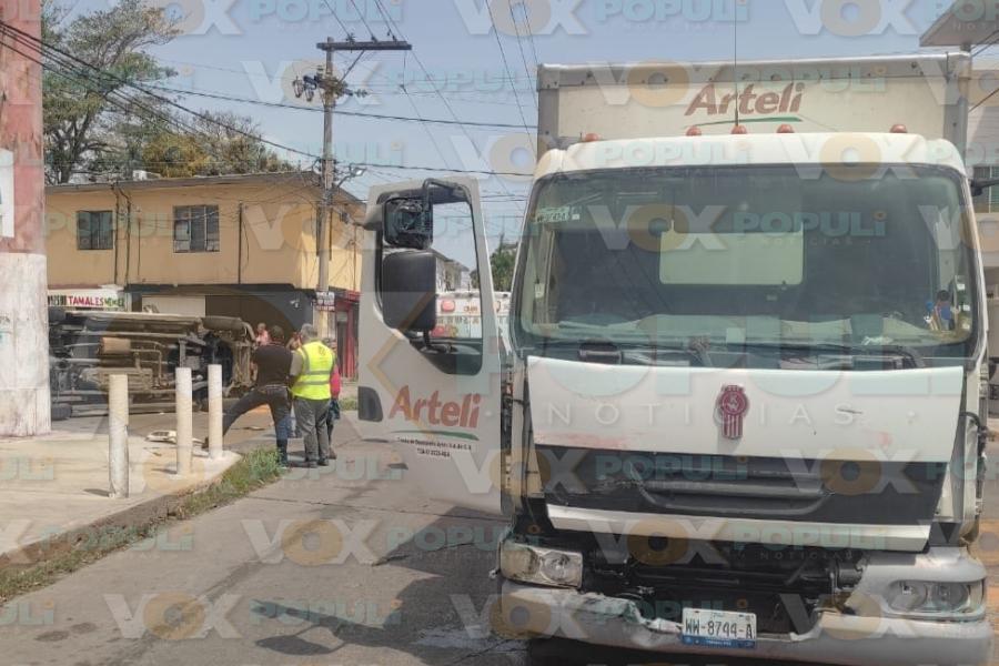 ambulancia volcada en Ciudad Madero