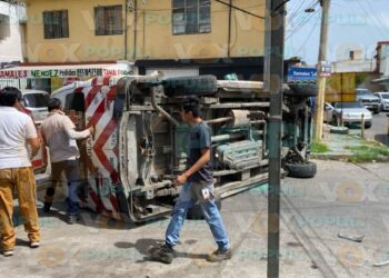 ambulancia volcada en Ciudad Madero