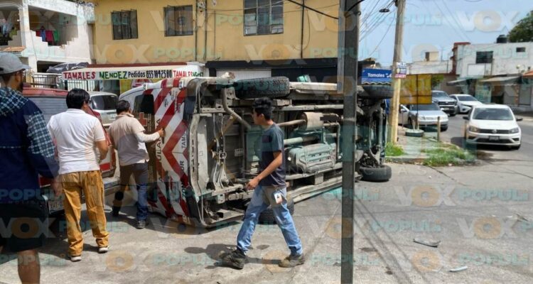 ambulancia volcada en Ciudad Madero
