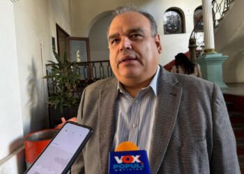 donan cascos en Victoria para estudiantes
