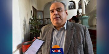 donan cascos en Victoria para estudiantes
