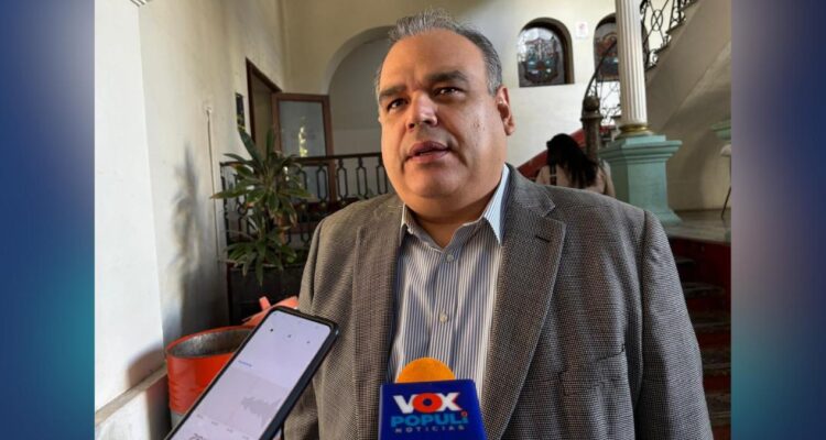 donan cascos en Victoria para estudiantes