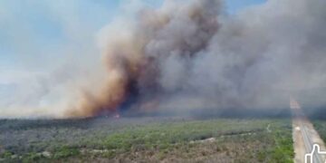Fuerte incendio provoca cierre de la vialidad en la Carretera Libre a Nuevo Laredo