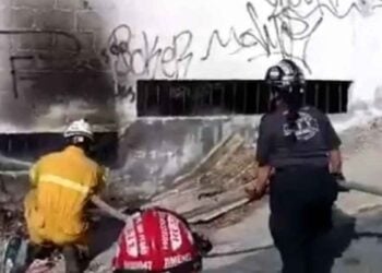 Protección Civil apaga incendio en terreno baldío de San Pedro, Nuevo León