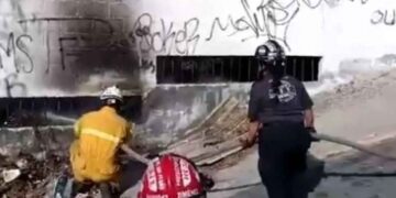Protección Civil apaga incendio en terreno baldío de San Pedro, Nuevo León