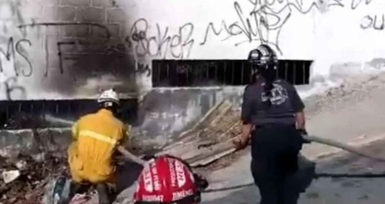 Protección Civil apaga incendio en terreno baldío de San Pedro, Nuevo León