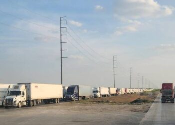 operadores de tráileres en aduana de Nuevo Laredo