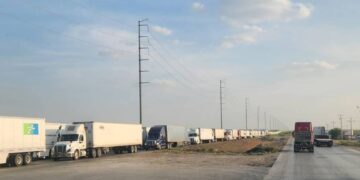 operadores de tráileres en aduana de Nuevo Laredo