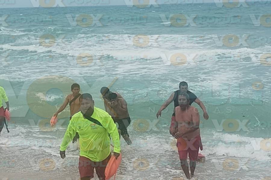 rescate de jóvenes en playa Miramar