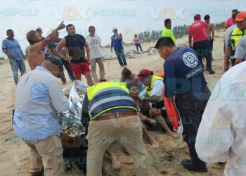 rescate de jóvenes en playa Miramar