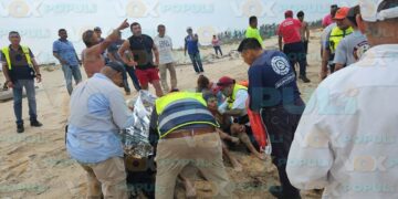 rescate de jóvenes en playa Miramar