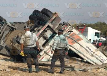 volcadura de un tractocamión en la carretera Victoria