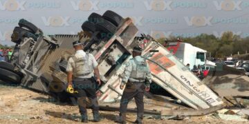 volcadura de un tractocamión en la carretera Victoria