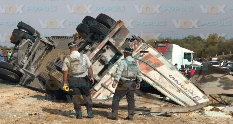 volcadura de un tractocamión en la carretera Victoria