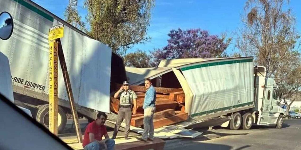volcadura tráiler Zapopan