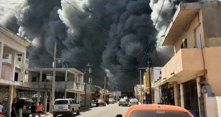 ¿Qué está pasando con el grave incendio descontrolado en Tampico, Tamaulipas?