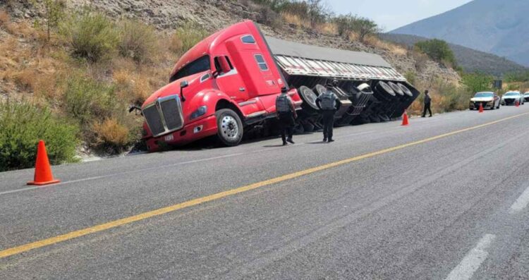 Accidente cierra tramo Palmillas