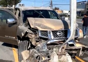 Accidente en Reynosa, Tamaulipas, deja camioneta impactada contra un poste